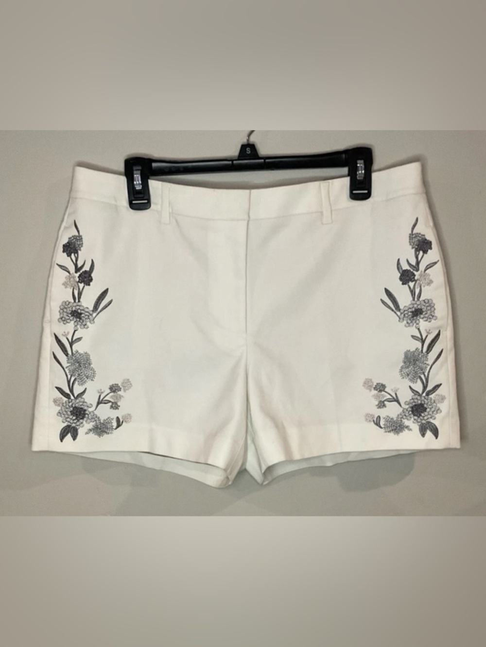 White House Black Market Petite The 5” Short Floral Embroidered Off White Sz 14P